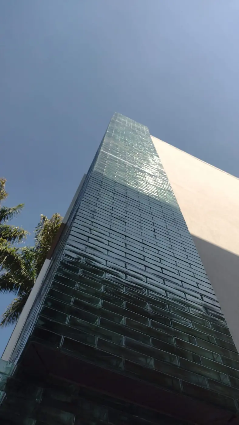 Fachada executada com tijolos de vidro na cor verde